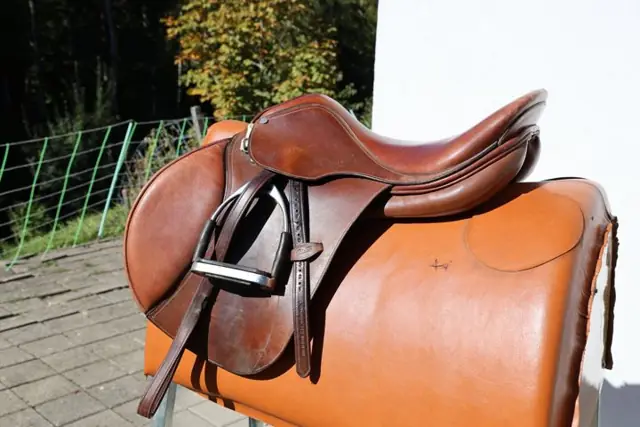 Gebrauchter Konfektionssattel fürs Springen in Cognac-Braun, Seitenansicht (OCC-028)