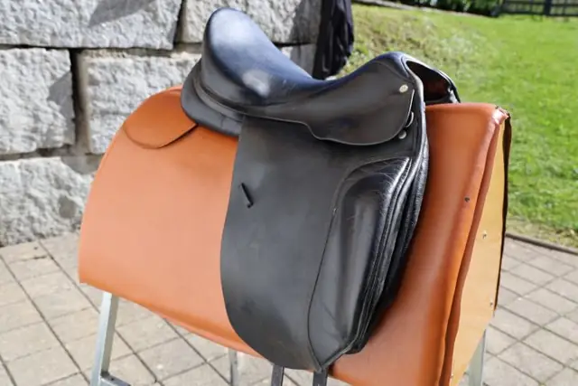 Gebrauchter Spirig Dressursattel in Schwarz, Seitenansicht (OCC-030)