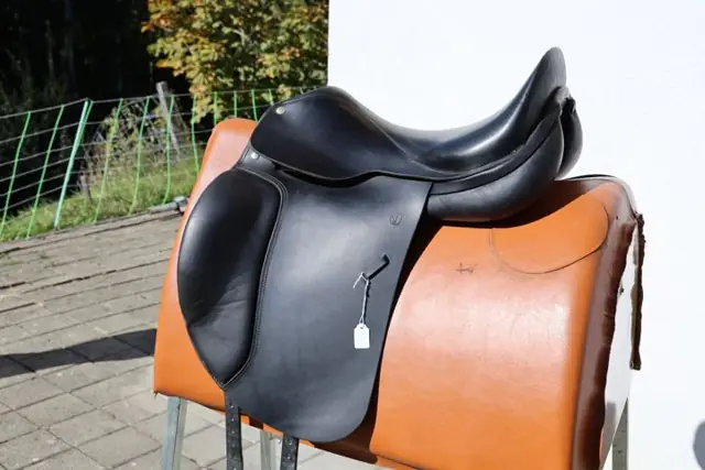 Gebrauchter Spirig Dressursattel in Schwarz, Seitenansicht (OCC-033)