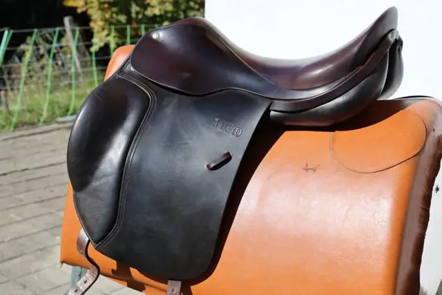 Gebrauchter Spirig Dressursattel in Braun, Seitenansicht (OCC-034)