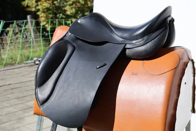 Gebrauchter Spirig Dressursattel XL in Schwarz, Seitenansicht (OCC-041)
