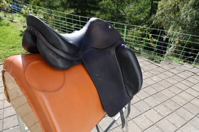 Gebrauchter Spirig Dressursattel in Schwarz, Seitenansicht (OCC-043)