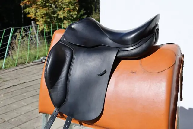 Gebrauchter Spirig Dressursattel in Schwarz, Seitenansicht (OCC-044)