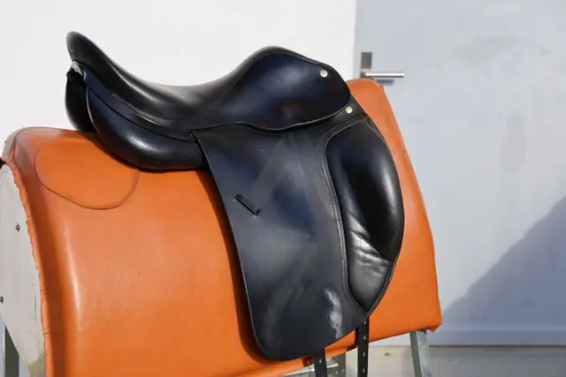 Gebrauchter Spirig Dressursattel in Schwarz, Seitenansicht (OCC-018)