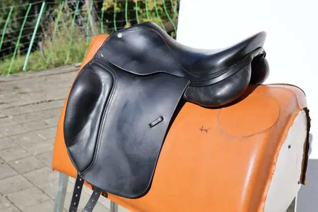 Gebrauchter Spirig Dressursattel in Schwarz, Seitenansicht (OCC-022)